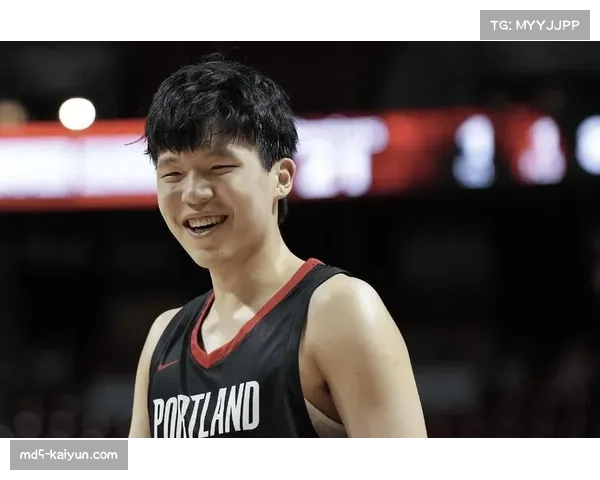 杨瀚森轰出生涯新高16分 开拓者主帅盛赞新星三分钟狂揽十分惊艳全场